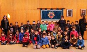 Alumnes de l'escola Joan Ardèvol visiten l'Ajuntament de Cambrils