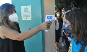La covid-19 marca la tornada a l'escola: grups estables, presa de temperatura, mascareta i entrada per torns
