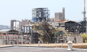 La planta d'IQOXE accidentada al gener, en procés de desmantellament