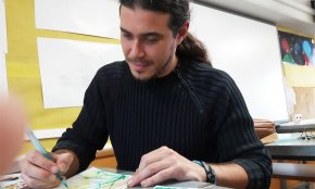 El cambrilenc David Reñé, un dels escultors del drac que apareix als plans curts de la sèrie «Joc de Trons»