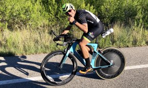 El triatleta Juanan Fernández completa el repte solidari Challenge x l'Alzheimer