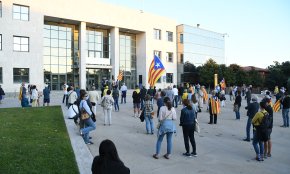 Més d'un centenar de persones protesten a la plaça de l'Ajuntament per la inhabilitació del president Torra 