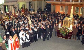 La processó del Sant Enterrament congrega un gran nombre de feligresos