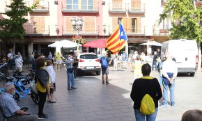 Concentració dels Avis i Àvies marcada per un parell de vehicles aparcats al mig de la plaça de la Vila