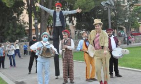 La simpàtica colla de músics de «La Piccola Orquestra» anima els carrers del Barri Antic