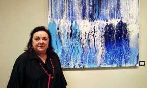L'artista cambrilenca Montserrat Recasens presenta la seva mostra de pintura abstracta «Mar endins»