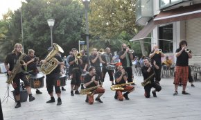 Al ritme de la música i l'animació de la Bandarra Street Orkestra pels carrers del Port