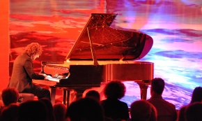 El piano d'Antoni Tolmos captiva al públic de la Cripta de l'Ermita