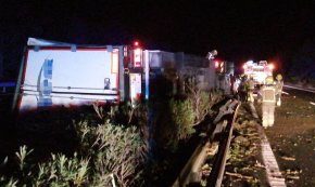 Els Mossos detenen el conductor d'un camió de matèries perilloses per circular sota els efectes de l'alcohol i bolcar el camió a l'AP-7