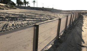 Vandellòs i l'Hospitalet de l'Infant instal·la malles de contenció de sorra a la Platja de l'Arenal