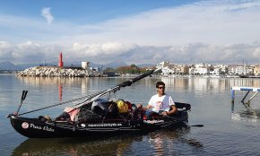 Cambrils, punt d'aturada de la travessa solidària en caiac de David Güell, per denunciar l'emergència humanitària al Mediterrani