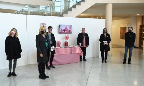 Setze de les obres presentades a la 4a Biennal d'Art Contemporani Gastronòmic s'exposen a la sala Àgora