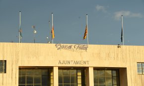 L'Ajuntament col·loca les banderes a mitja asta com a mostra de condol per les víctimes de l'incendi de Badalona