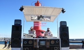 Els Casiotones Brothers fan una actuació a la punta del moll en el marc del vermut virtual del Casal Popular El Polvorí