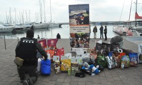La campanya «Adopta'm» recull 44 sacs de menjar per a gossos i 23 per a gats, així com llaunes d'aliment i mantes
