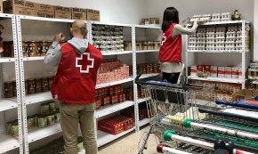 El teixit humà de Càritas i Creu Roja, al peu del canó