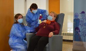 Comença la vacunació contra la covid-19 a la Regió Sanitària del Camp de Tarragona