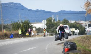 @TakingRubbish fa una acció voluntària de neteja al voral de la carretera de Montbrió