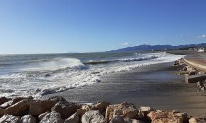 Un fort temporal de mar acompanyat de ratxes de vent de més de 54 km/h sacseja Cambrils