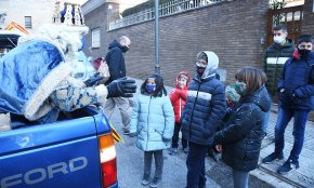 Els Reis Mags realitzen prop de 200 visites davant de les llars cambrilenques en una diada de Reis atípica