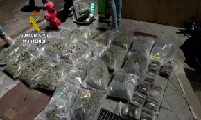 La Guàrdia Civil desarticula una organització criminal dedicada al tràfic internacional de marihuana amb registres a Cambrils, Salou i Barcelona