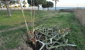 Veïns de l'Ardiaca alerten de l'existència d'un forat a la zona verda que hi ha al costat de la cava