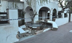 Un vehicle que circulava a gran velocitat per l'avinguda de la Diputació s'estavella contra la paret d'un habitatge