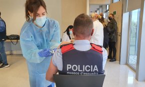  Reben la primera dosi de la vacuna el 39% dels farmacèutics; el 34% dels mossos i el 74% dels professionals de presons