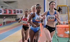 Maria Taggi es penja la medalla de bronze als 3.000 metres llisos del campionat de Catalunya s-18