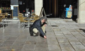 S'aplica un tractament antilliscant al paviment de la plaça d'Espanya i carrers del voltant