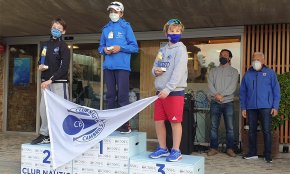 Els regatistes del CN Cambris Joan Domingo i Iker Múgica pugen al podi de la VI Guíxols Cup