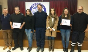 La Confraria de Pescadors premia els dos restaurants locals que compren directament el peix a la llotja