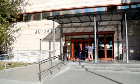 A judici per quedar-se 1.000 euros que li havien pagat per fer fora un ocupa d'una casa de Vilafortuny 