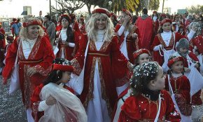 Més de 1.700 persones i 19 comparses desfilen al Carnaval de Cambrils omplint de festa els seus carrers