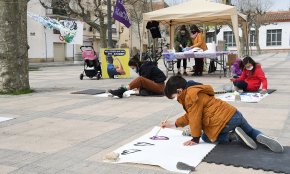 Les Filomenes organitzen un taller de pintura mural sota el títol de «Vestint ponts» en motiu del 8-M