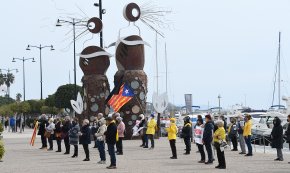Els Avis i Àvies reclamen l'amnistia i la independència en la concentració celebrada al port