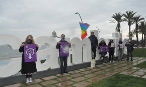 Podem Cambrils commemora el Dia Internacional de la Dona amb un acte de suport al passeig de les Palmeres