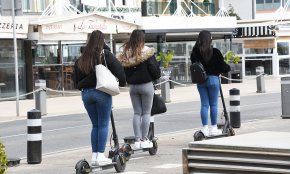 Casc obligatori, límit de velocitat i circulació per carril bici o calçada; algunes de les normes de la imminent ordenança sobre l'ús dels patinets elèctrics