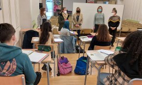 El Departament de Joventut reparteix més de 2.000 mascaretes a l'alumnat dels cinc instituts cambrilencs
