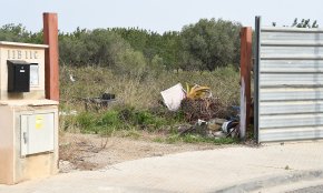Veïns de Vilafortuny es queixen de l'estat d'un solar del carrer de la Serra de Llaberia on s'hi acumulen deixalles i brutícia