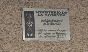Bona part de les plaques d'habitatge amb simbologia franquista ja han estat retirades