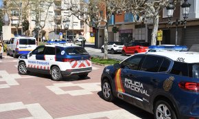 Un ampli desplegament policial intervé a tres bars de l'Eixample