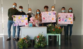 L'alumnat dels Plans de Transició al Treball elabora i entrega una mona per als usuaris dels Centres Oberts 