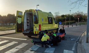 Un ciclista resulta ferit en un accident amb una furgoneta al barri dels Ametllers