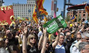 Clam multitudinari a favor de la democràcia i la llibertat i contra la repressió, als carrers de Barcelona
