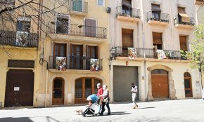 Les 14 estacions del viacrucis en imatges als balcons, una de les novetats d'enguany