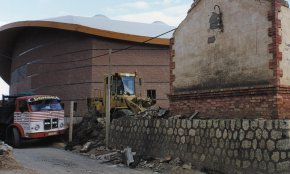Enderrocament de la caseta de la Renfe, al costat del Palau Municipal d’Esports / Febrer de 1995