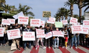 Més de 300 persones es manifesten per reclamar l'obertura dels establiments de l'oci nocturn i dels restaurants a Salou