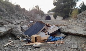 Es detecta un abocament de mobles i andròmines a la llera del Torrent d'en Gené