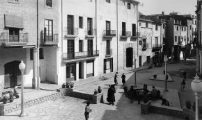 Vista general de la plaça de la Vila / cap a finals dels anys 50 del segle XX
